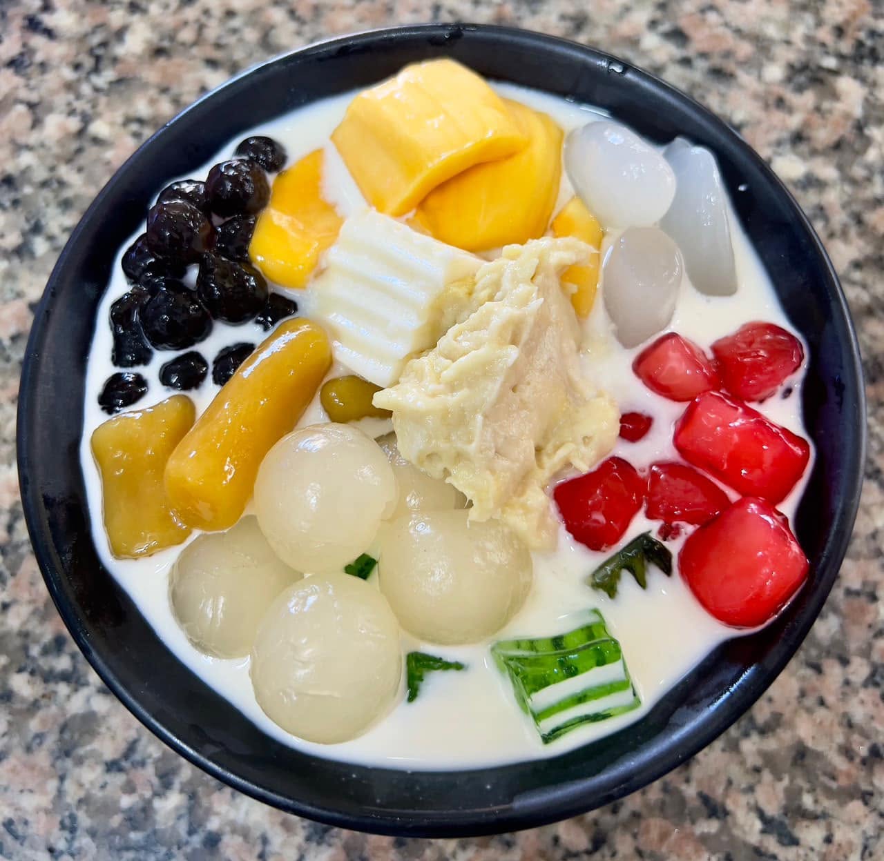Chè Thái Vũng Tàu nhiều topping tại Chè Huế Vũng Tàu